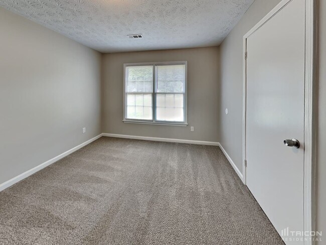 Building Photo - 40 Rosebud Ln