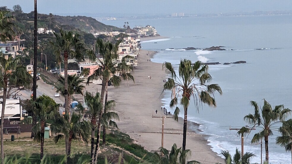 Live the Malibu country and beach lifestyle - 25648 Timpangos Dr