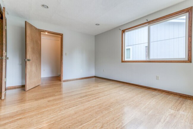 Building Photo - Custom 4BD Salmon Creek Home!