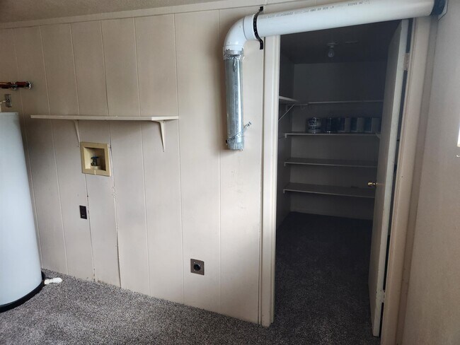 Building Photo - 133 SE Main St