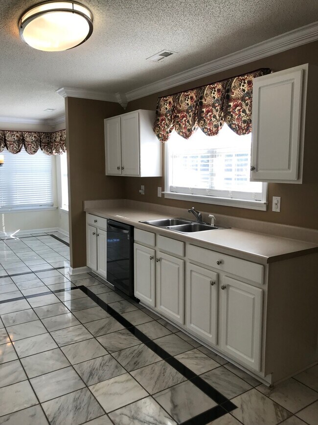 Building Photo - 113 Pennine Dr
