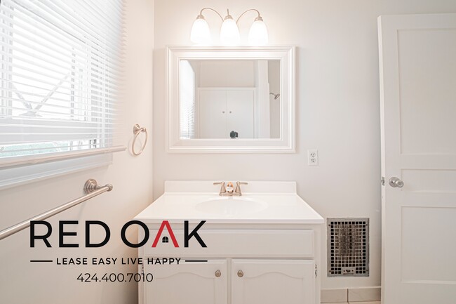 Building Photo - 1828-1850 N Edgemont Street