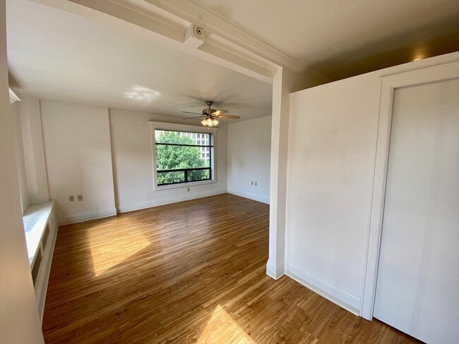 Interior Photo - The Exeter