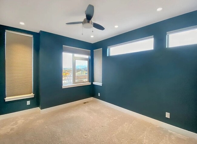 Building Photo - Modern 4BD, 3BA LoHi Townhome with Rooftop Deck