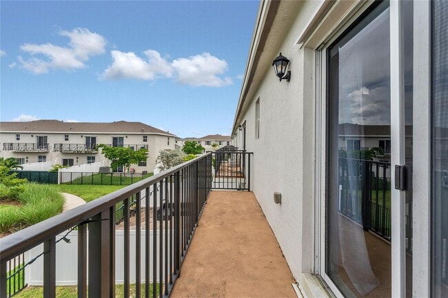 Building Photo - 805 SE 18th St