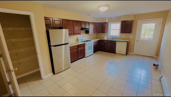 Primary Photo - 50 Moultrie Ave