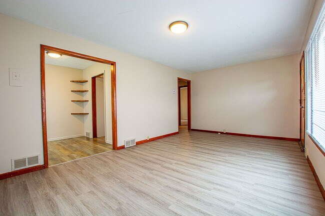 Building Photo - 2 Bedroom / 1 Bath Home in Carter Lake!