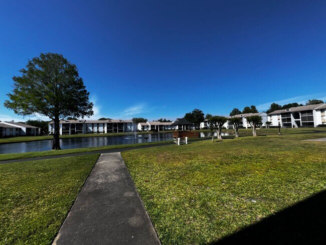 Building Photo - 1 Bedroom 2nd Floor Condo in East Orlando with Laminate Flooring and Scenic Balcony View!