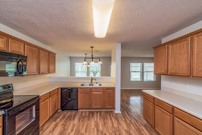 Building Photo - 5723 Roxbury Dr