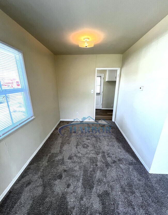 Building Photo - Charming Front Unit 2 Bedroom 1 Bath