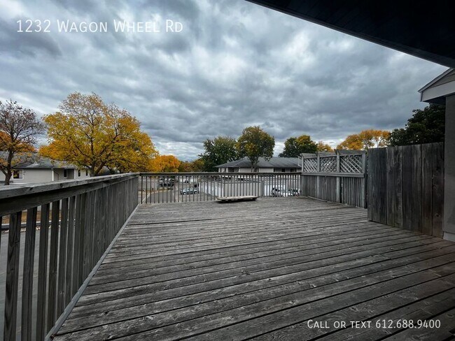 Building Photo - 3 Bed 3 Bath Townhome - 2 Car Attached Gar...