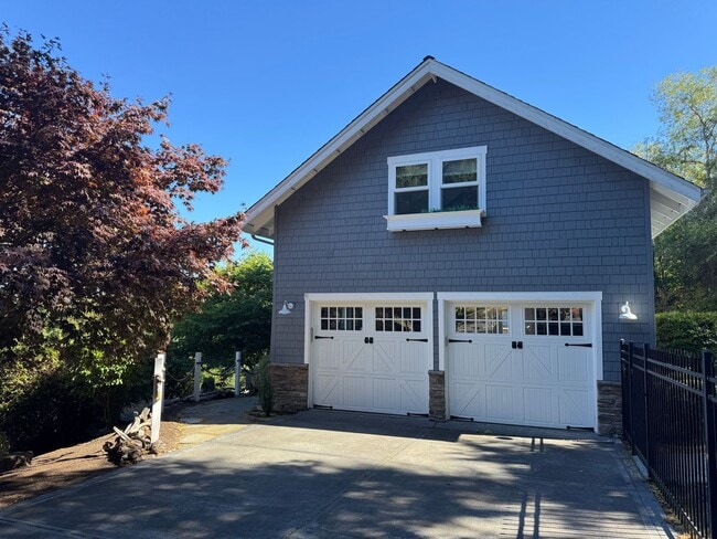 Building Photo - This gorgeous Bainbridge home is available starting mid July