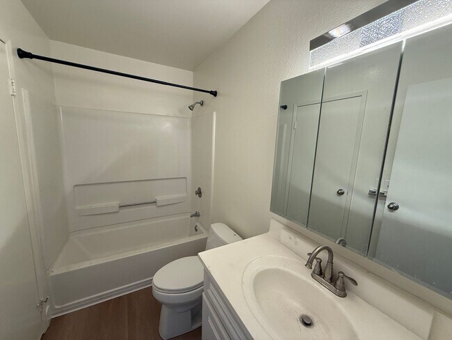 Building Photo - UPDATED 2 BEDROOM END UNIT 2-STORY CONDO WITH GREAT VIEWS IN SAN RAFAEL