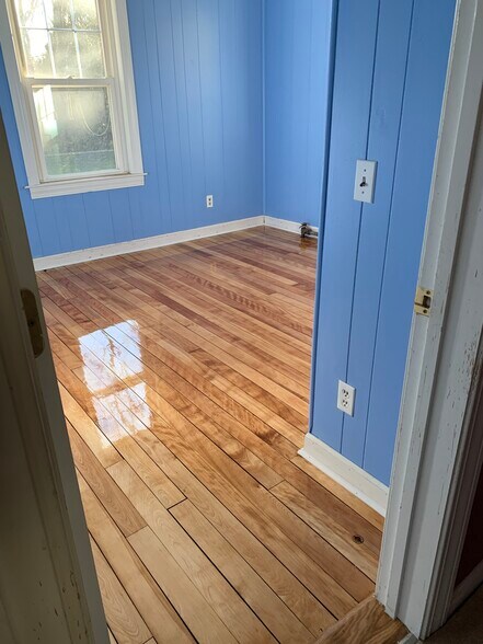 Building Photo - 468 Massasoit Rd