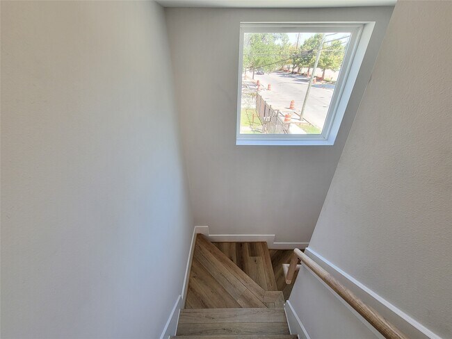 Building Photo - 905 Quitman St
