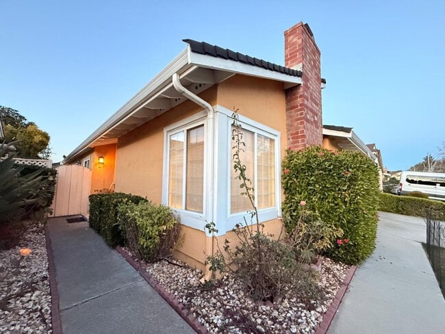 Building Photo - Bright & Spacious 3 Bedroom, 2 Bath Home in Fremont — Solar Included!