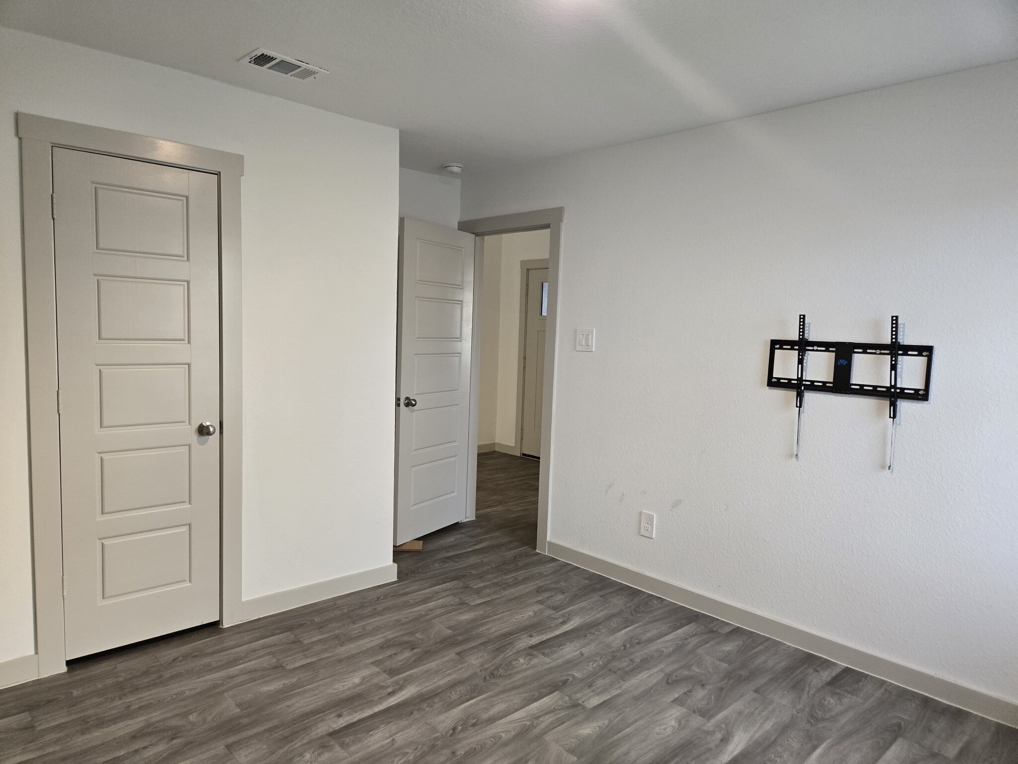 Building Photo - 3555 Crestfield Ln