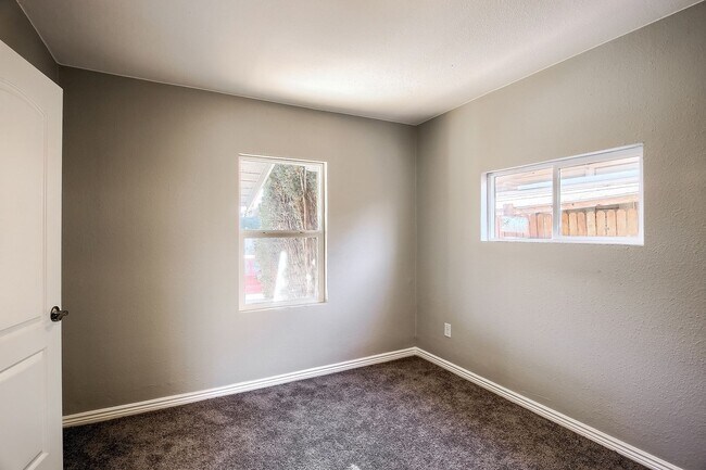 Building Photo - 2 Bedroom 1 Bath in Denver