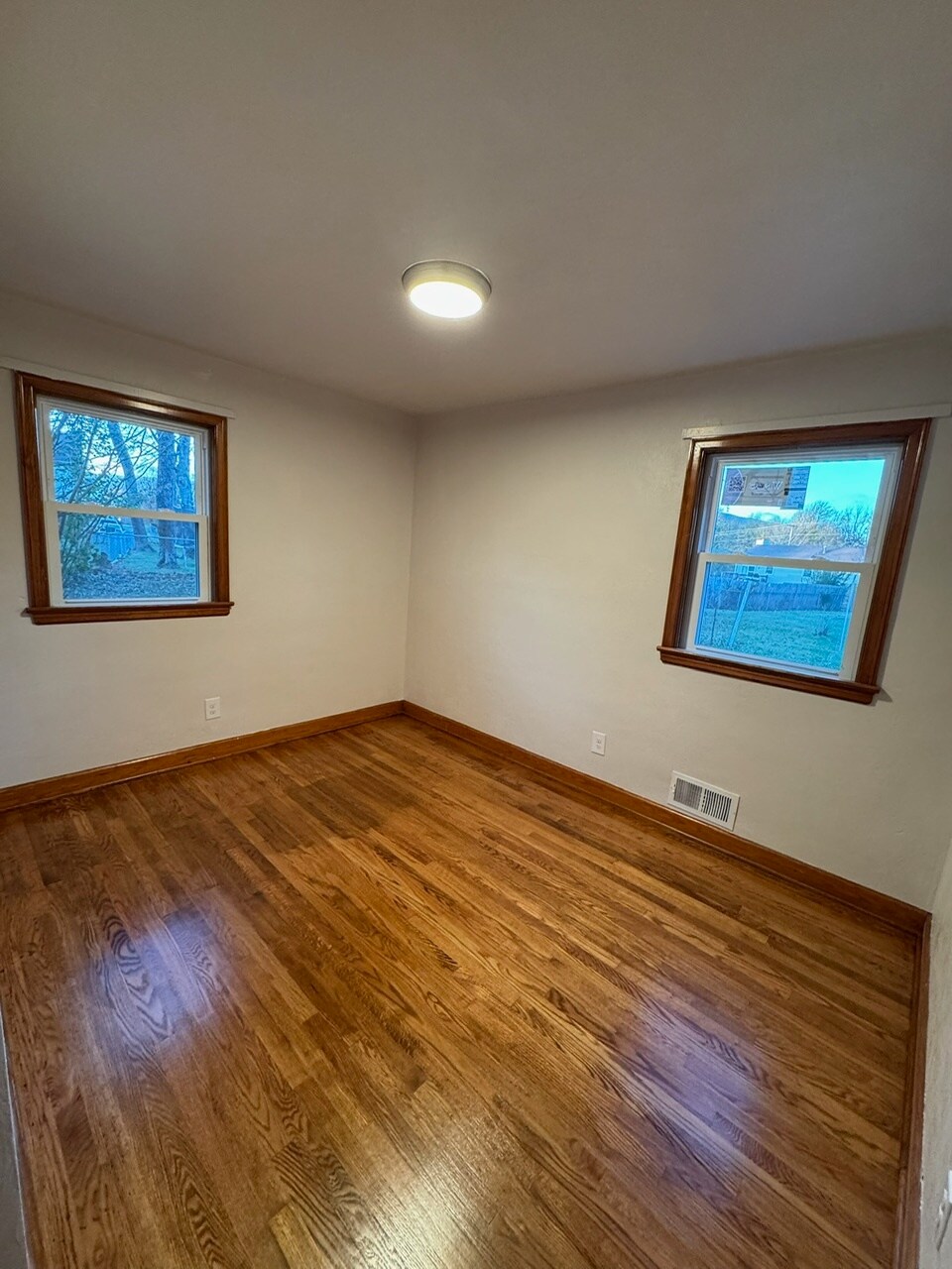 Building Photo - 707 Crystal Dr