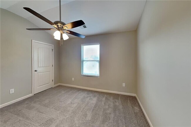 Building Photo - 354 Hawthorn Dr