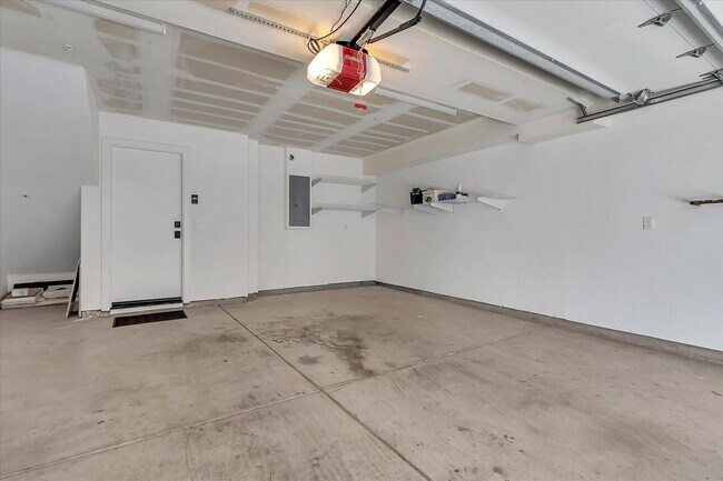 Building Photo - Beautiful Tri-Level 4 bedroom, 3.5 Bathroom, 2,150 SqFt Home in Downtown Campbell!