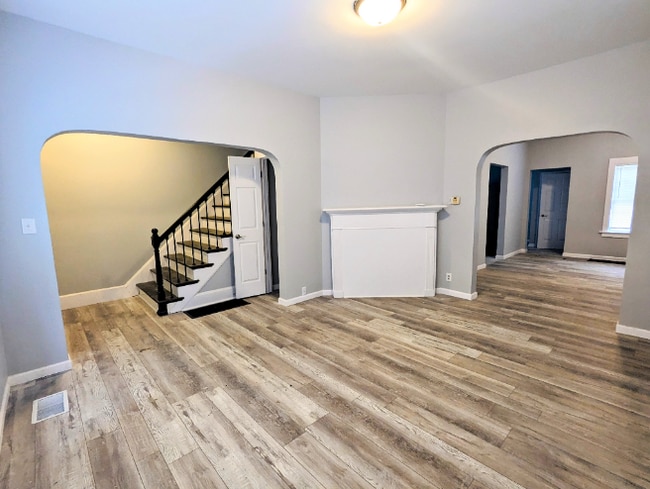 Building Photo - !! MOVE IN SPECIAL: $300 OFF on 1st Month'...