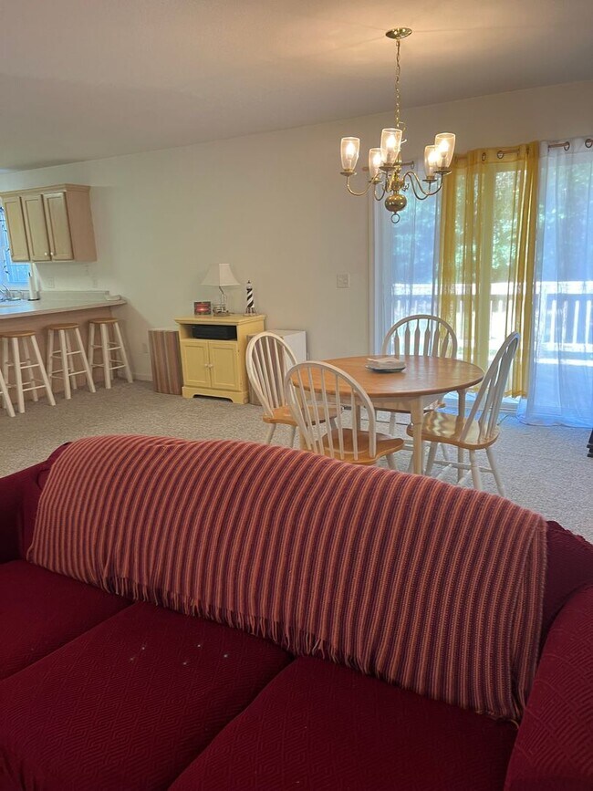 Building Photo - 3 Bedroom/2 Bathroom Furnished Rental Available through March 31, 2027