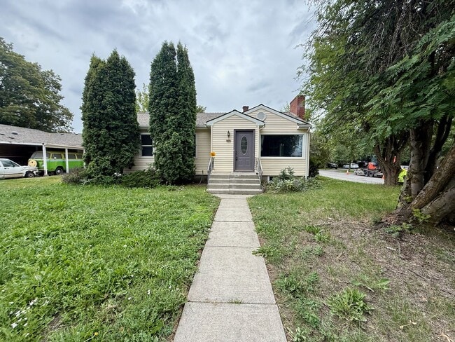 Primary Photo - Ideally Located 3 Bed 1.5 Bath Spokane Hom...