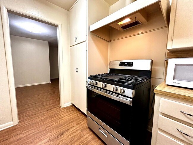 Building Photo - 607 Bellevue Pl