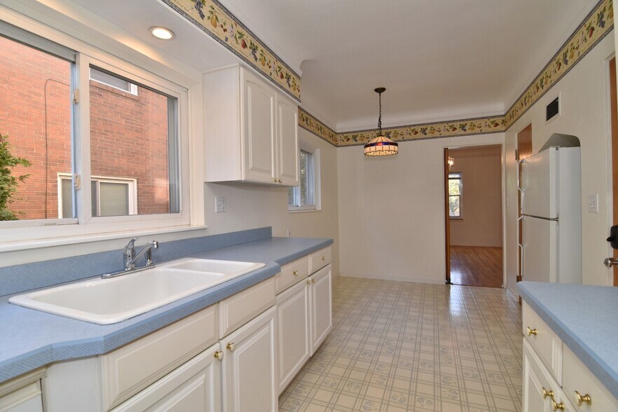 Building Photo - 2027 Riverside Dr