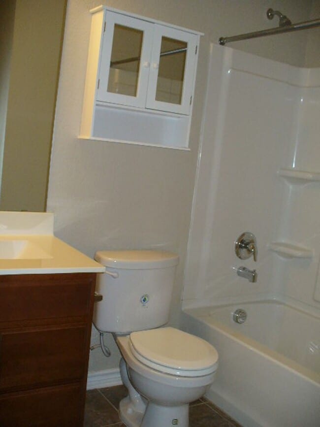 Building Photo - 4 Bedroom home ready for move-in