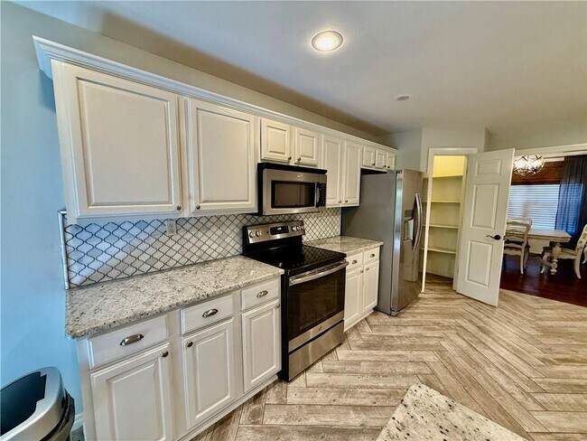 Building Photo - 305 Meadows Ct