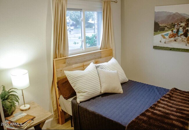 Building Photo - 1261 W La Jolla Dr