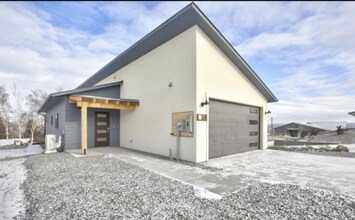 Building Photo - Selah 2br 2ba DBL Garage 5-star Built Green Energy Standards home!