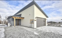 Building Photo - Selah 2br 2ba DBL Garage 5-star Built Green Energy Standards home!