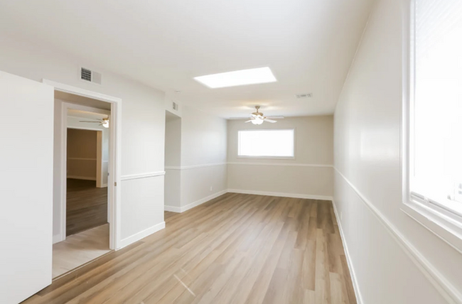Building Photo - 5027 W Palmaire Dr