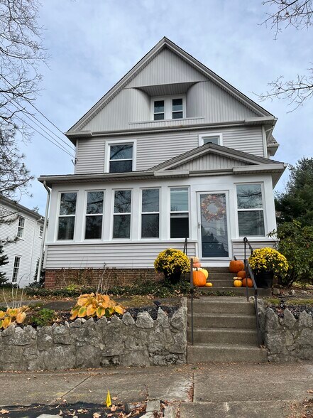 Building Photo - 325 S Main St