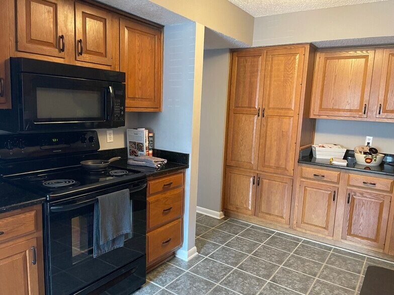 Building Photo - 2425 Cypress Ct