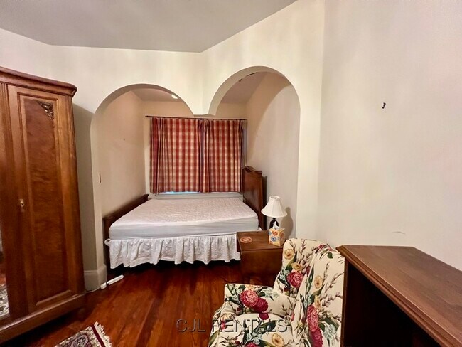 Building Photo - 684 Washington St