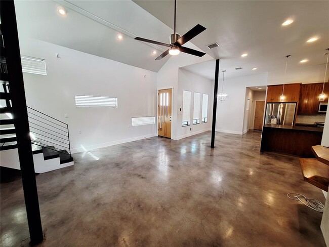 Building Photo - 607 Peacock Ln