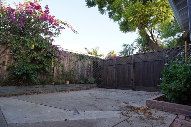Building Photo - Spacious Silver Lake Charmer 2-bedroom, 1-bath home for Rent.