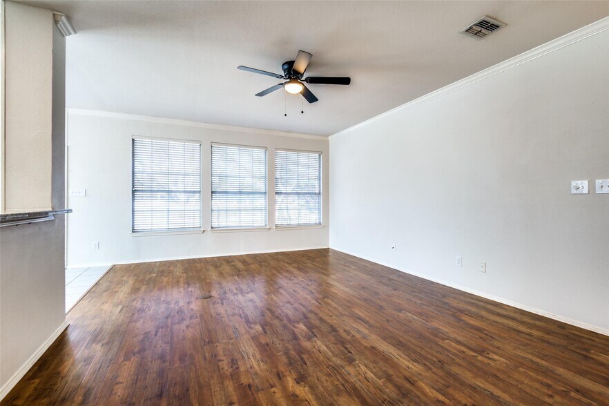 Bright large living room - 5121 Timber Park Dr