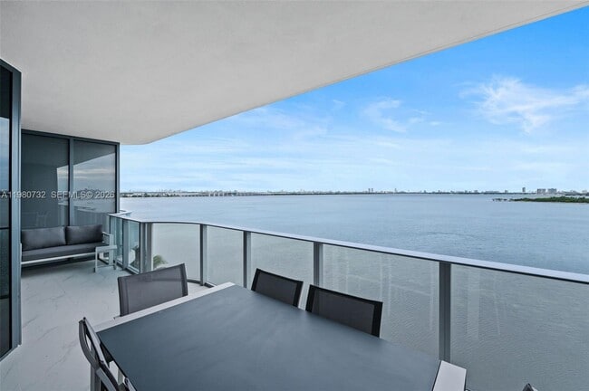 Building Photo - 700 NE 24th St