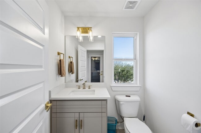 Building Photo - 3107 Webster St