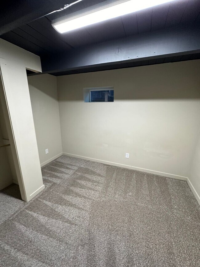 Building Photo - Bench Location Just Minutes to Downtown and BSU!