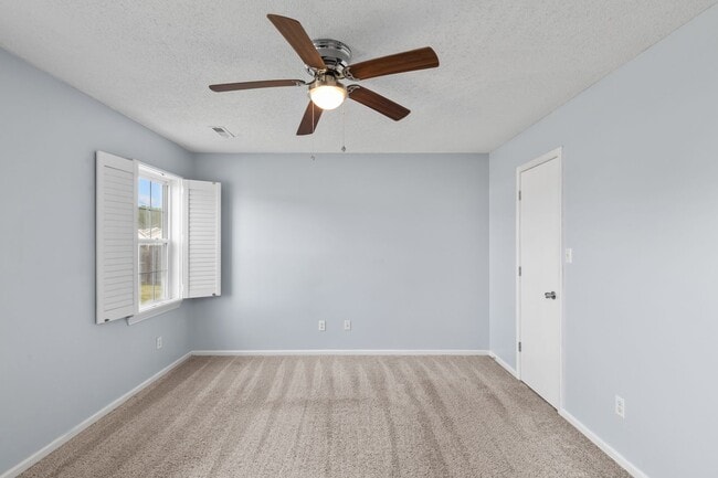 Building Photo - 3 Bedroom 2 Bathroom Home