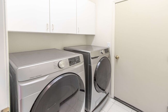 Building Photo - GORGEOUS MOVE IN READY SINGLE-STORY 4-BEDROOM HOME!