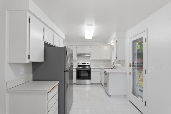 Building Photo - Freshly Updated 3-Bedroom Home with Fenced...