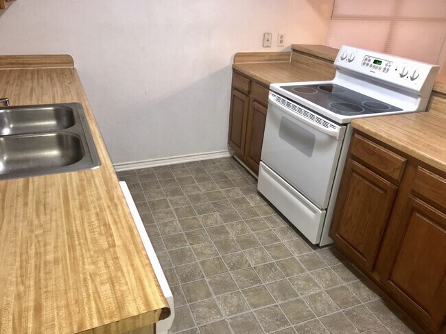 Building Photo - 3-2 DUPLEX! AVAILABLE NOW