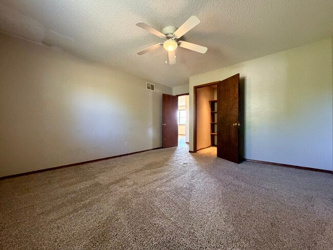 Building Photo - Cozy 2 Bedroom Duplex!